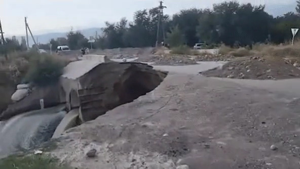 Дорога вдоль БАК обрушилась под Алматы. ВИДЕО