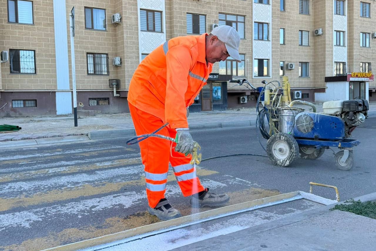 В Актау благоустроили пешеходные дорожки вокруг 34 образовательных учреждений