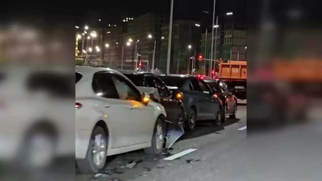 В "гармошку" сложились пять автомобилей в Астане. ВИДЕО