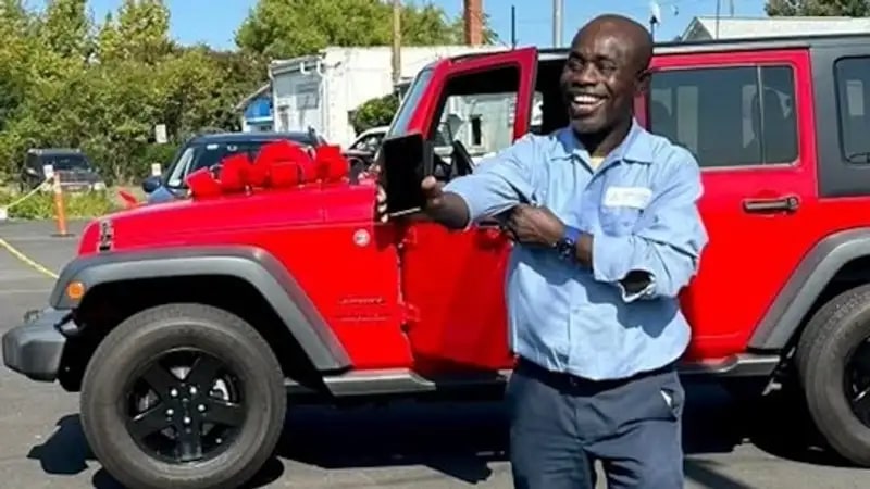 В США школьники подарили сторожу Jeep Wrangler