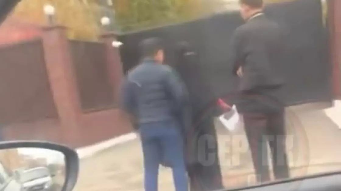 Девушка в никабе с окровавленными руками пыталась прорваться в здание полиции в Актобе