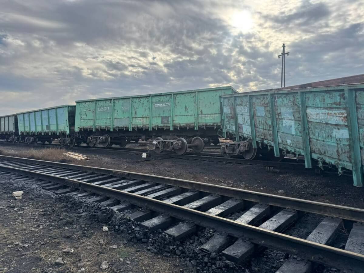 Грузовые вагоны сошли с рельсов в Карагандинской области