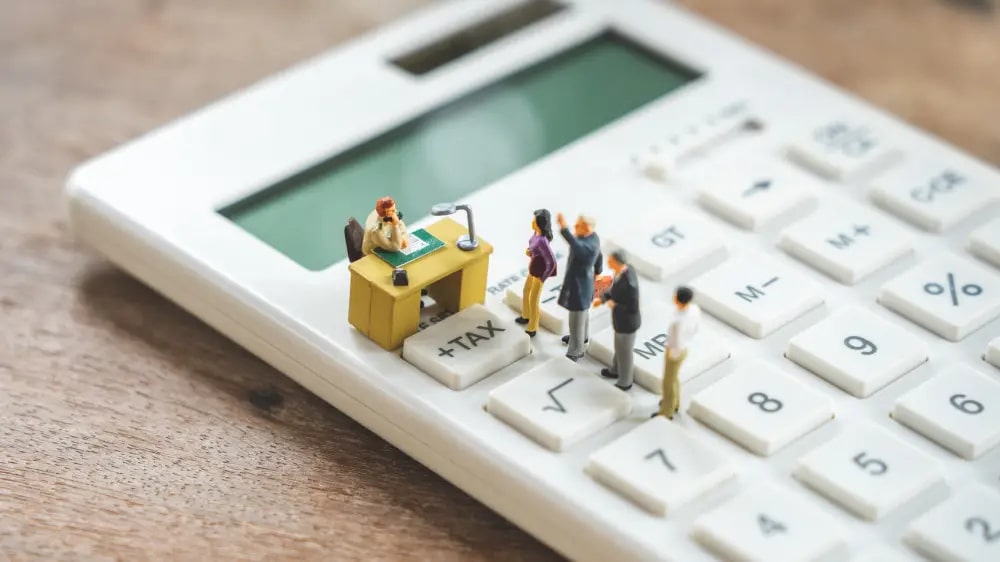 Forbes против комитета госдоходов. Как в медиа рассказывают о налогах крупного бизнеса?