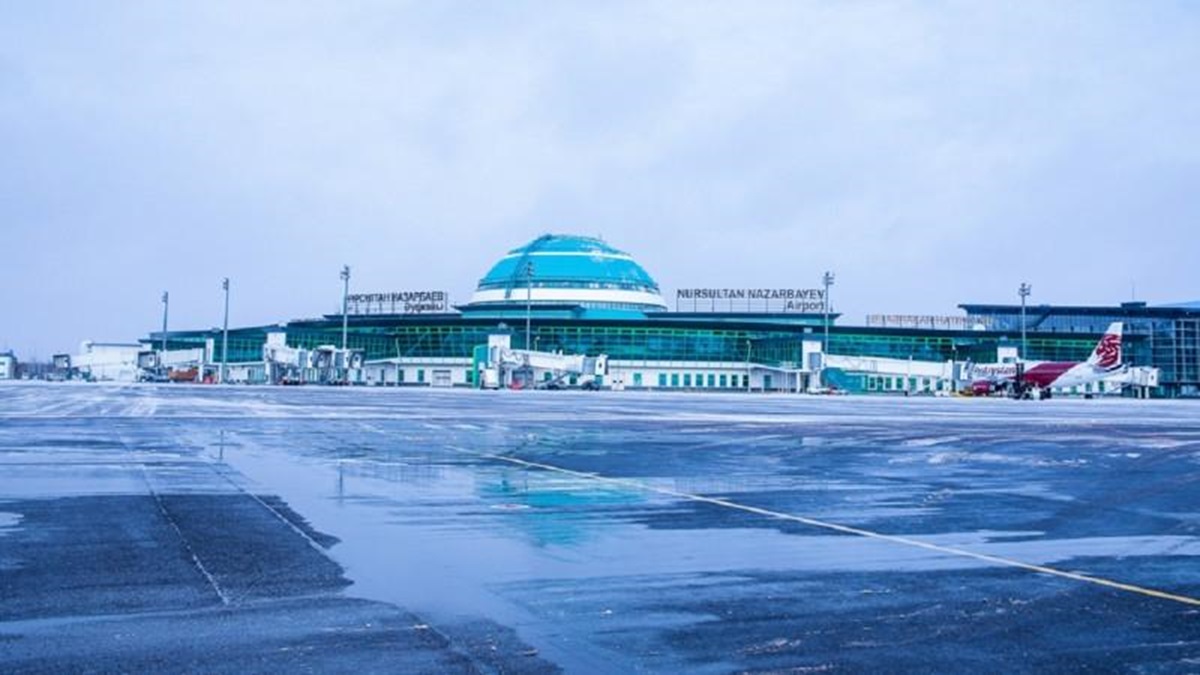 Рейсы в аэропорту Алматы задерживаются из-за сильного снегопада