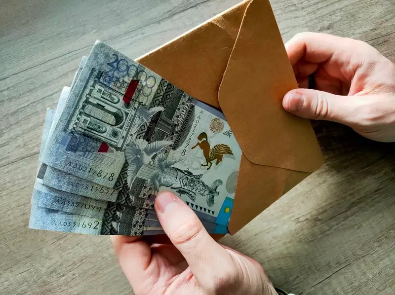 Соцвыплаты уволенным казахстанцам: как получить помощь от государства