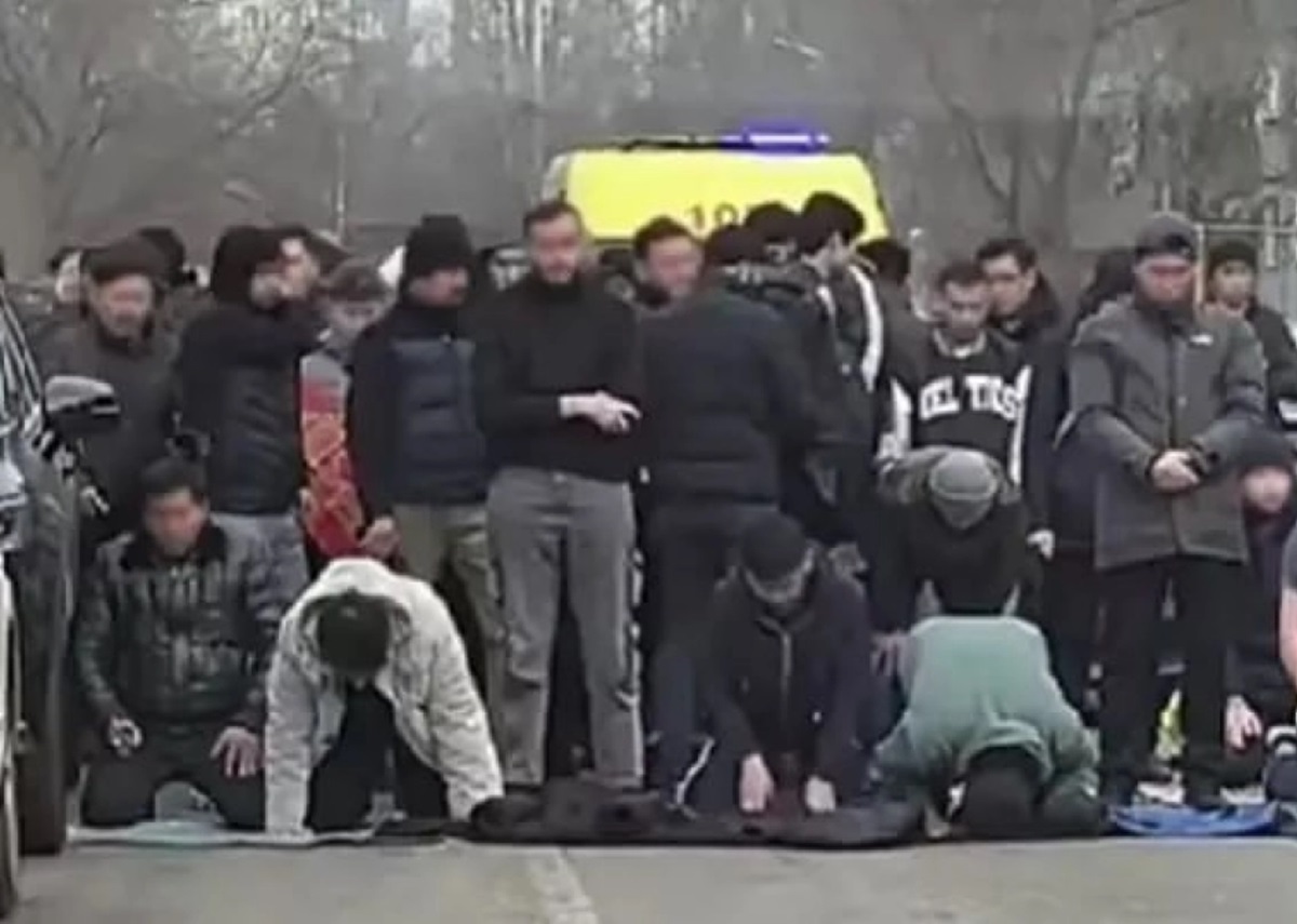 Более 30 человек привлекли к ответственности за молитву на проезжей части в Алматы