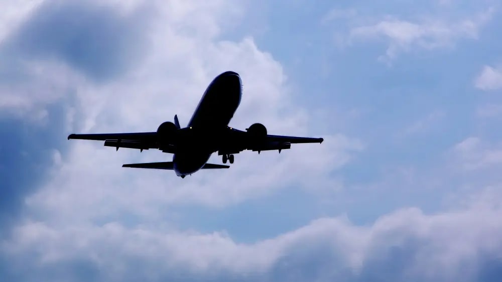 Самолет Azerbaijan Airlines экстренно вернулся в Баку