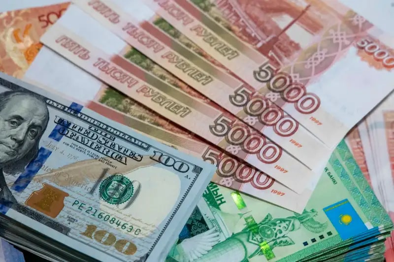 Почему упал российский рубль, и что будет с курсом тенге