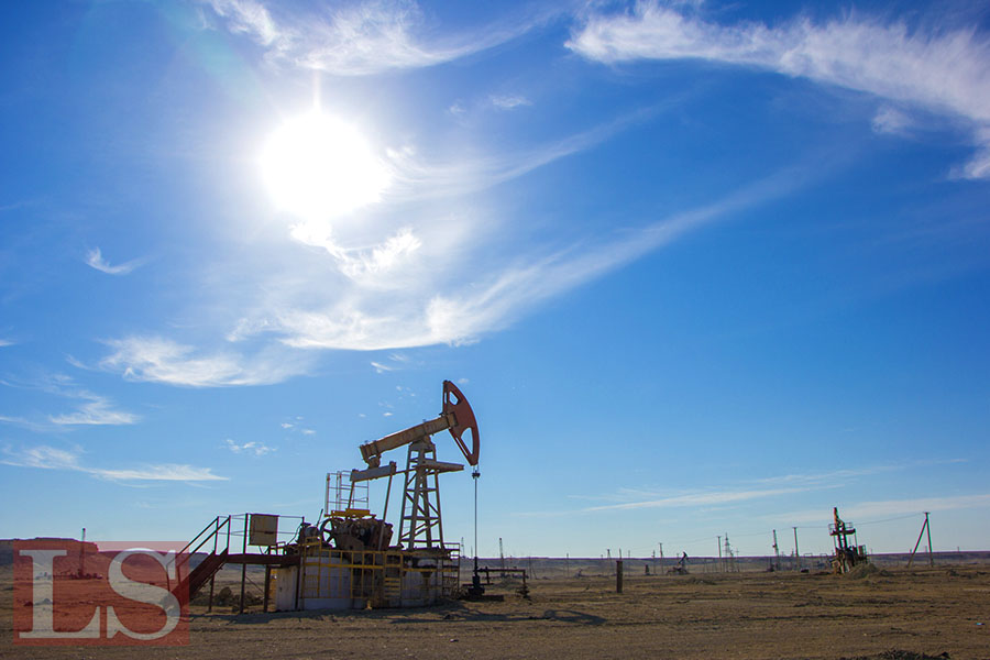 Казахстанская нефть продолжает дешеветь, а цены на бензин и дизель растут