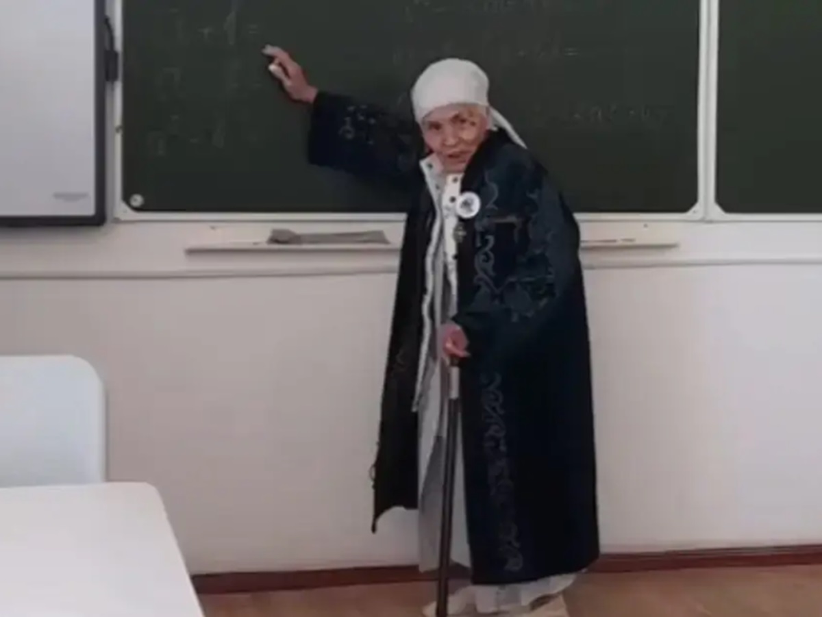 Видео с 93-летней учительницей восхитило казахстанцев