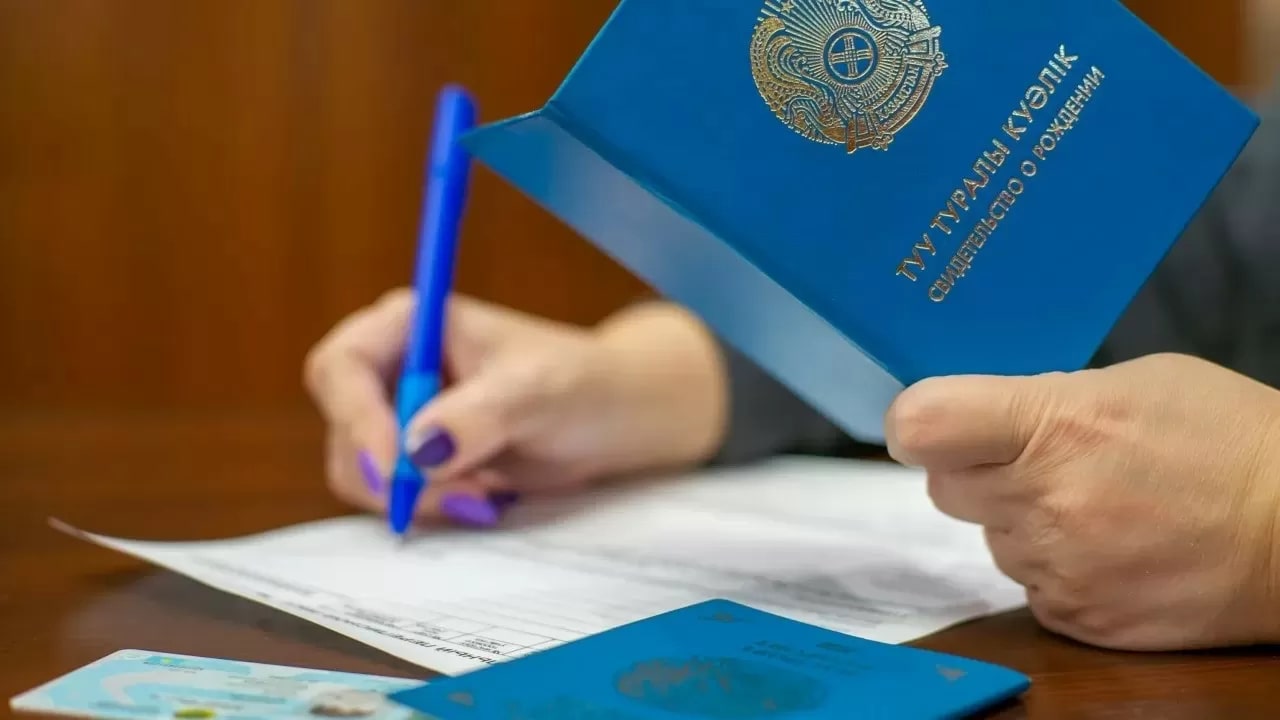 Некоторые документы казахстанцы будут получать без посещения ЦОНа