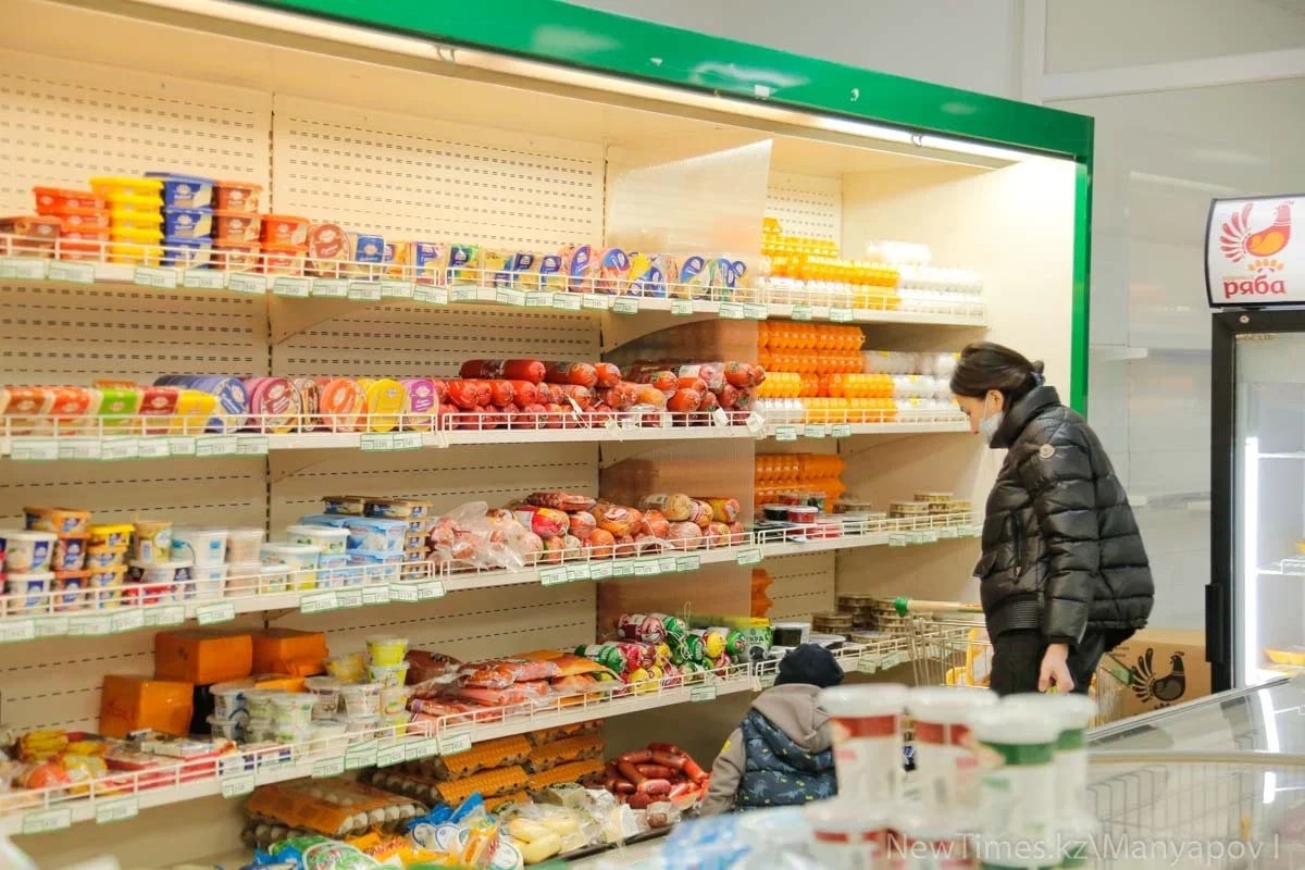 Приклеила на дверь магазина «Обслуживаем только на русском»: казахстанка оштрафована за фейковое объявление