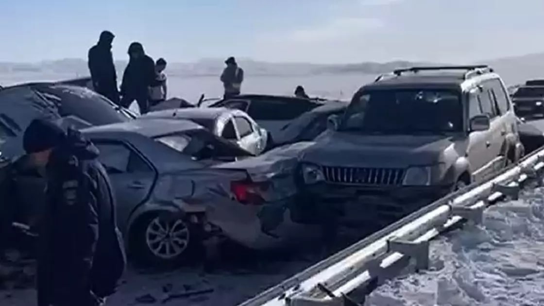 Массовое ДТП в Карагандинской области: столкнулись 19 машин (видео)