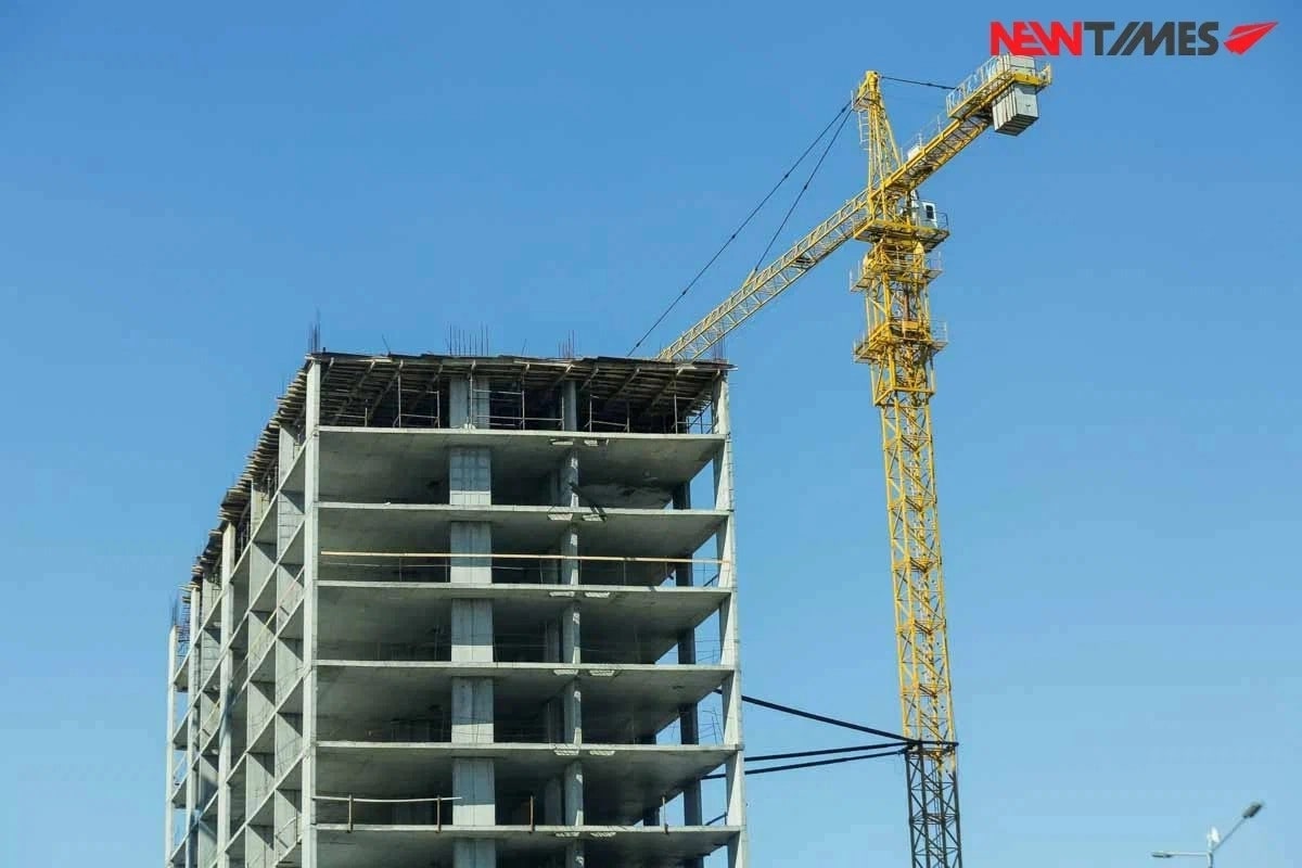 Трагедия на стройке в Атырау: два рабочих упали с пятого этажа, один погиб