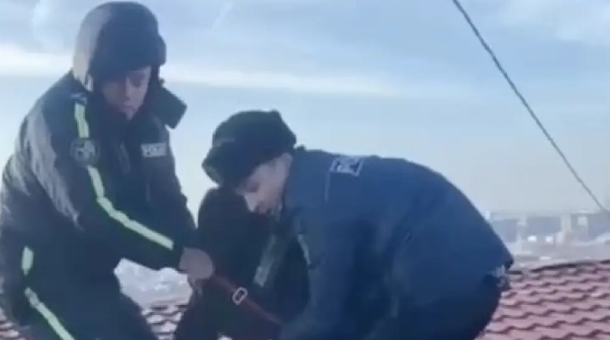 Полицейские сняли с крыши многоэтажки в Атырау парня, который хотел спрыгнуть