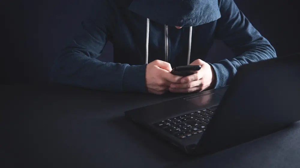Казахстанец лишился миллионов после звонка в WhatsApp о замене электросчетчика