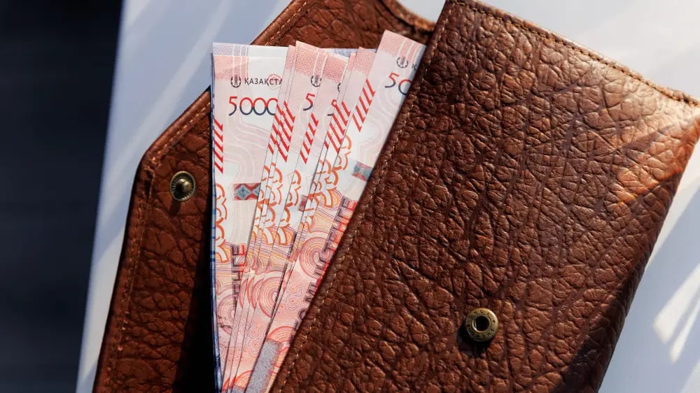 Стало известно, сколько в среднем зарабатывают казахстанцы