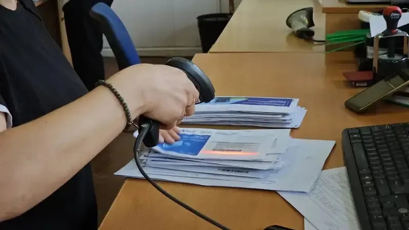 Токаев подписал закон, разрешающий получение посылок третьими лицами
