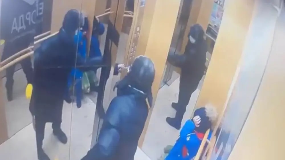 Шокирующий инцидент в лифте Астаны: на ребенка напали с ножом