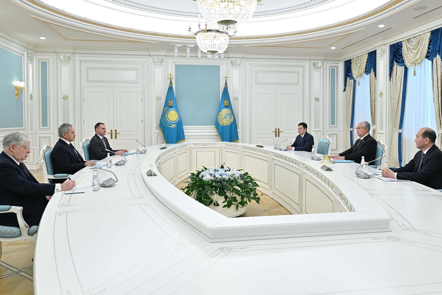 Шойгу передал Токаеву привет от Путина