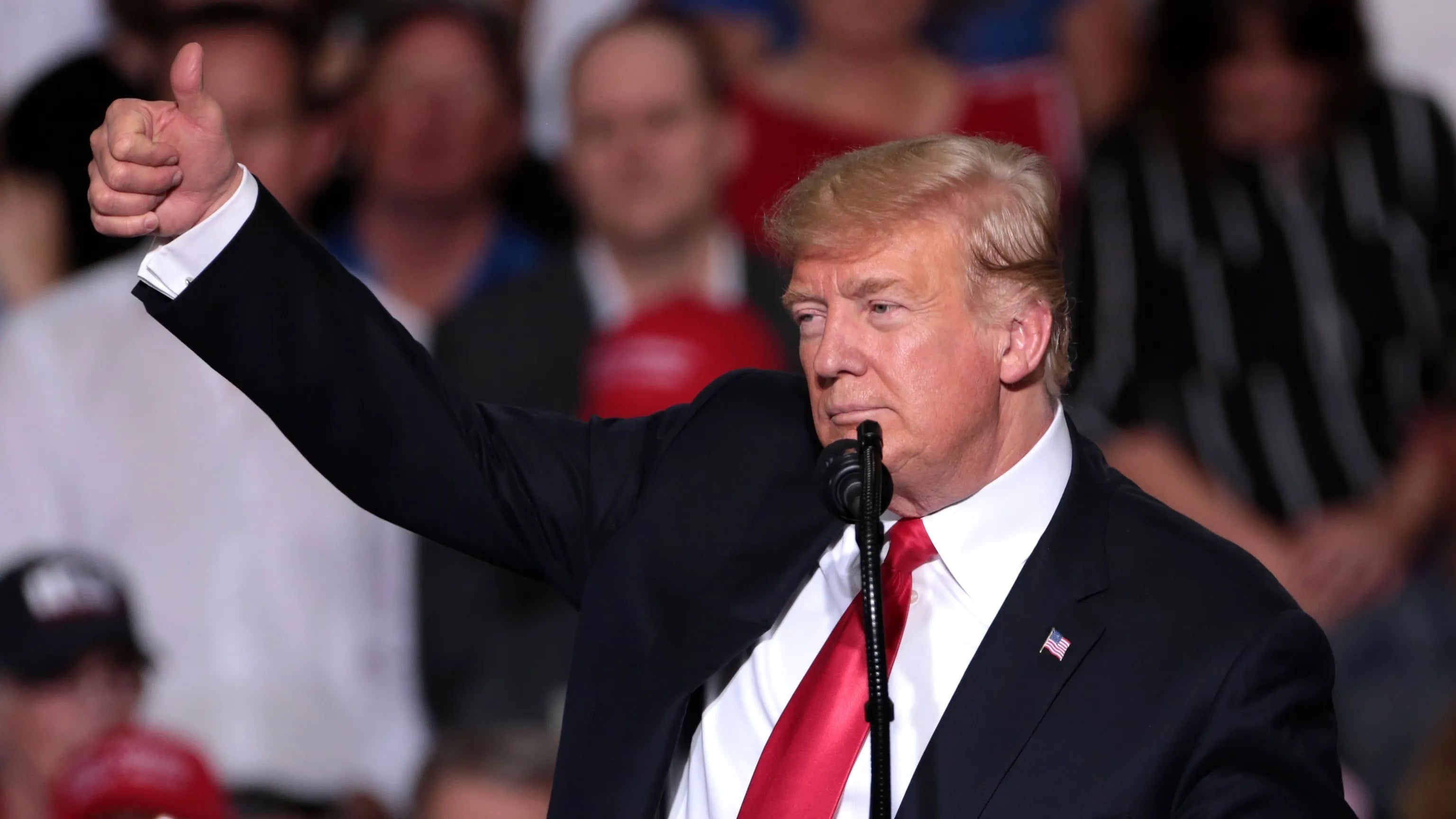 Тенге укрепился после разговора Трампа и Путина