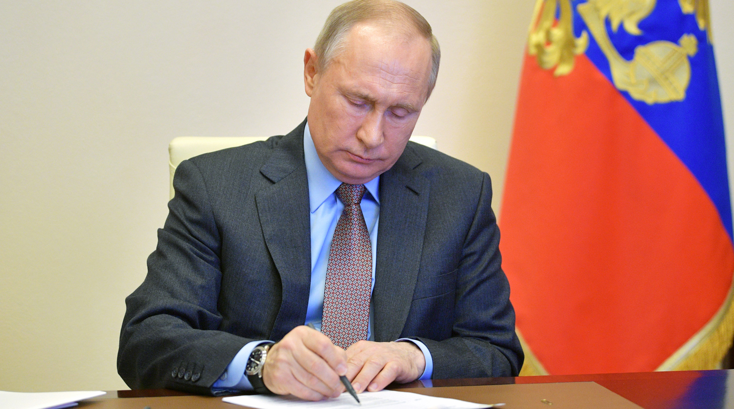 Путин наградил медалями Пушкина троих казахстанцев
