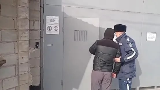 В Алматы водителя авто с номером-перевертышем отправили за решетку (видео)