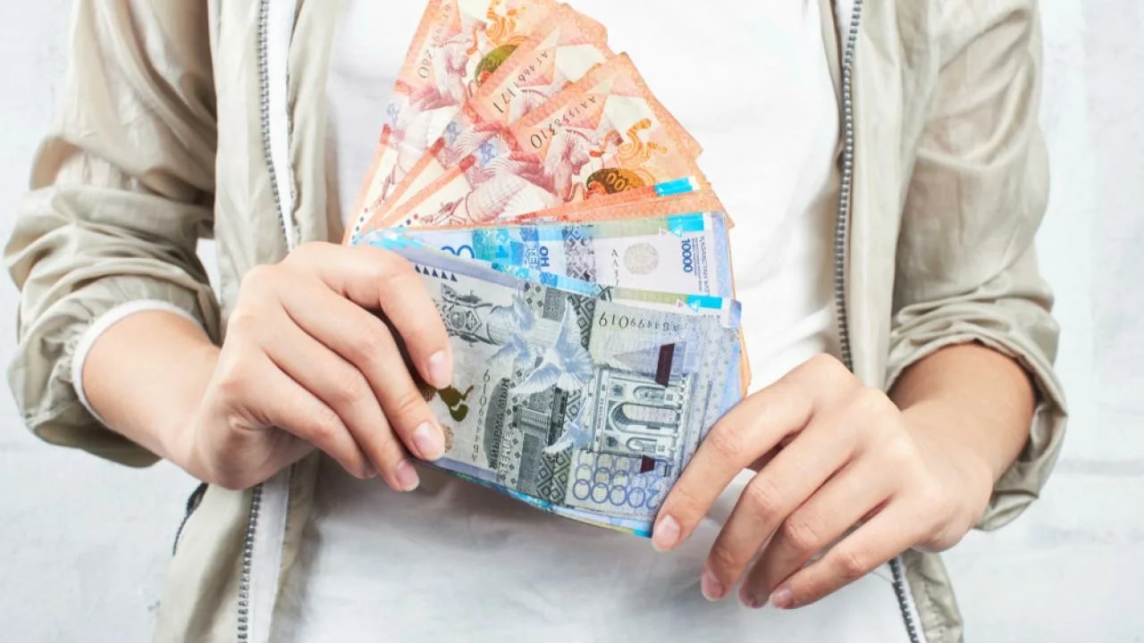 Долги по микрокредитам в Казахстане: кто может помочь?