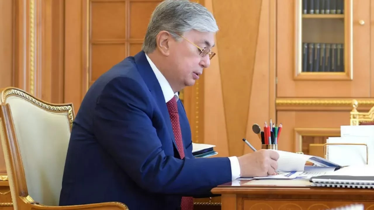 Токаев распорядился наградить мужчину, предотвратившего трагедию в аэропорту