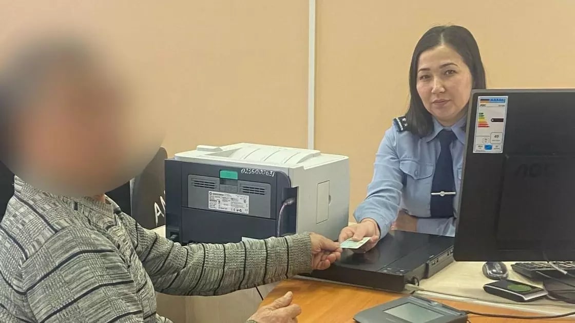 После распада СССР казахстанец впервые получил документы