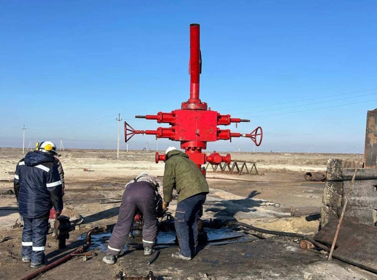 Выброс газа ликвидировали на месторождении в Атырауской области