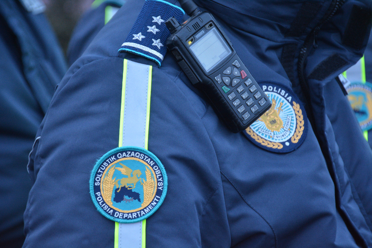 В Казахстане напали на полицейского и плюнули ему в лицо