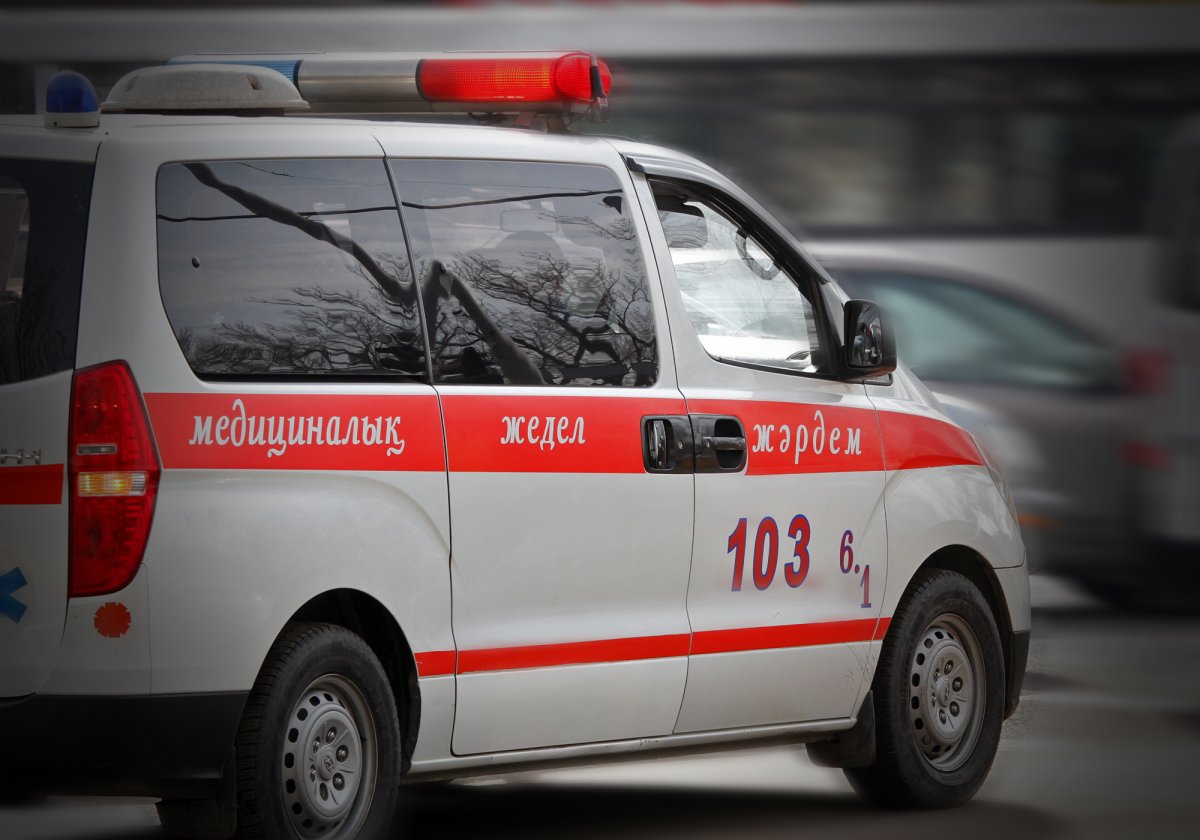 В Алматинской области автомобиль врезался в дерево: погибли три человека