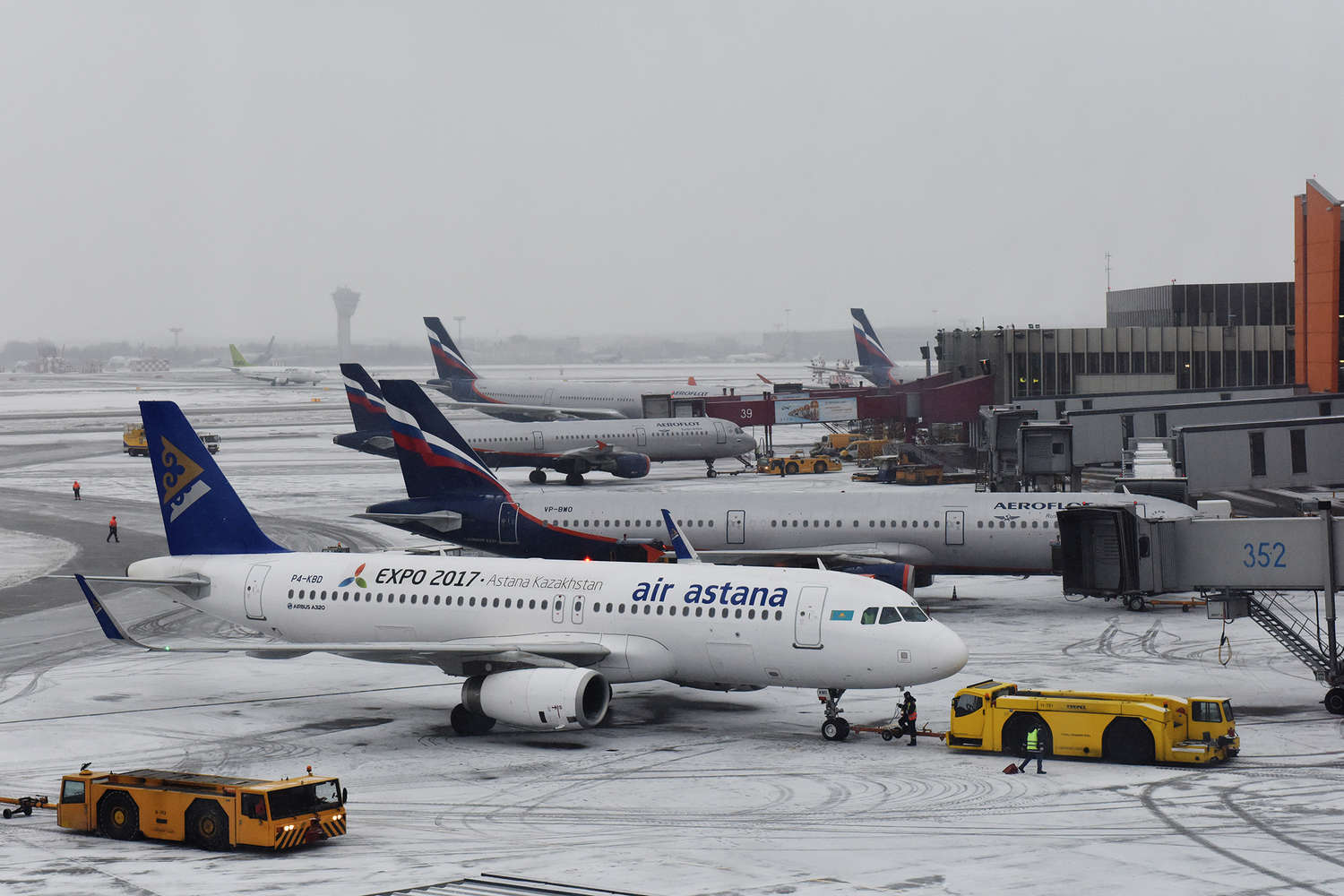 Самолет Air Astana совершил вынужденную посадку в Баку из-за экстренной ситуации на борту
