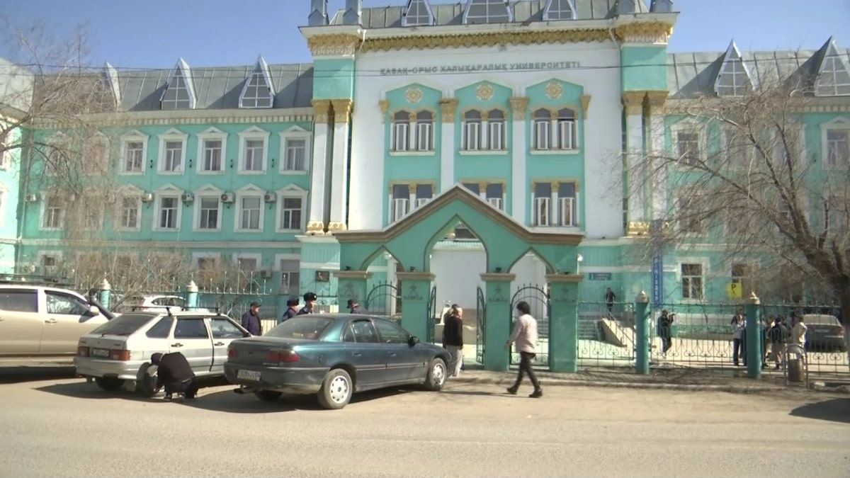 В Казахско-русском международном университете внезапно отчислили 350 студентов