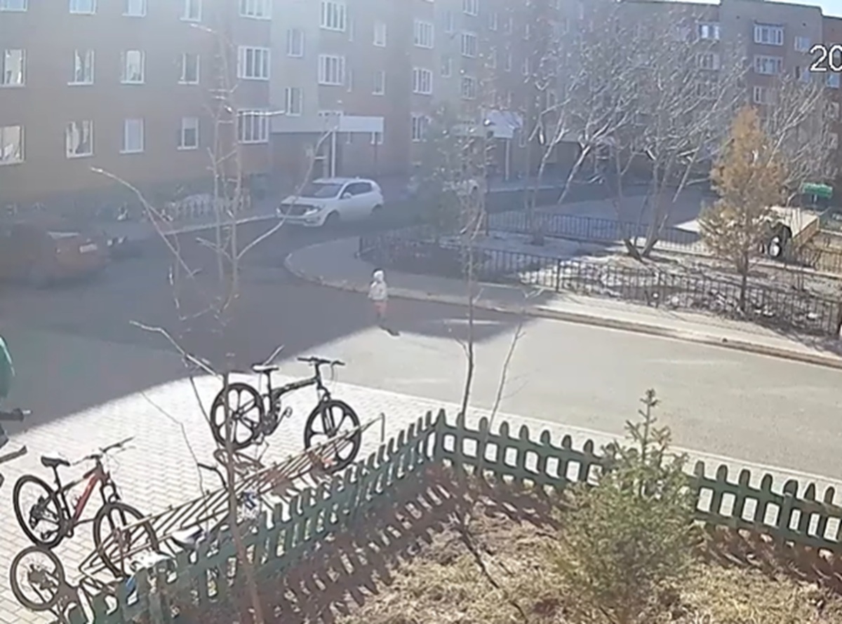 Двухлетняя девочка погибла под колесами автомобиля во дворе жилого дома