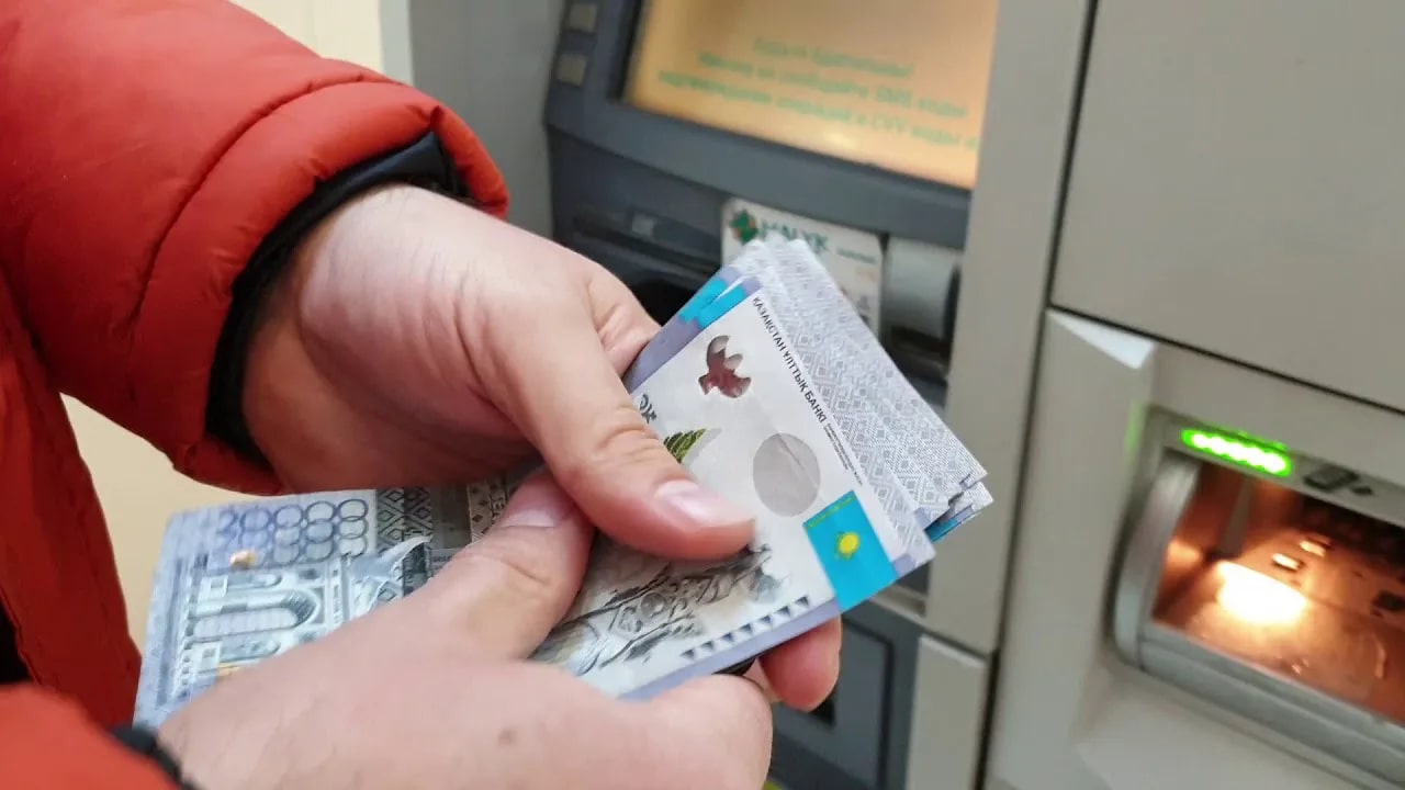 Как не потерять деньги при пополнении карты через банкомат в Казахстане