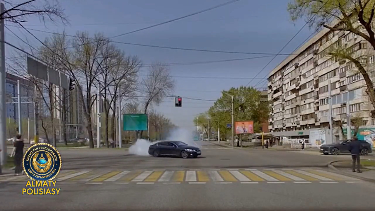 Дрифт на публику — арест на 10 суток: казахстанский лихач на Lexus угодил за решетку