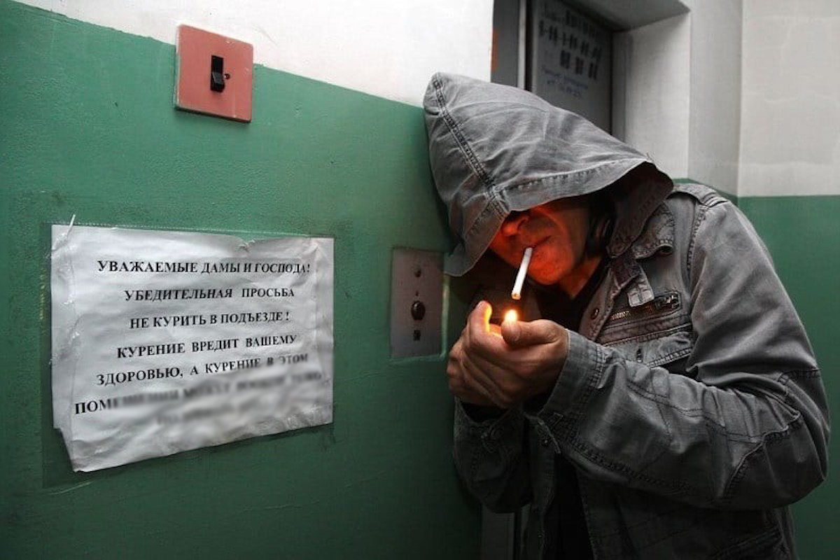 58 тысяч за сигарету, 20 суток за надпись: в Казахстане ввели штрафы за нарушение порядка в подъезде