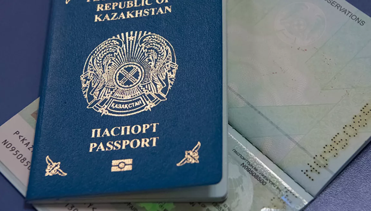 Изымать старые паспорта казахстанцев предложили в МВД