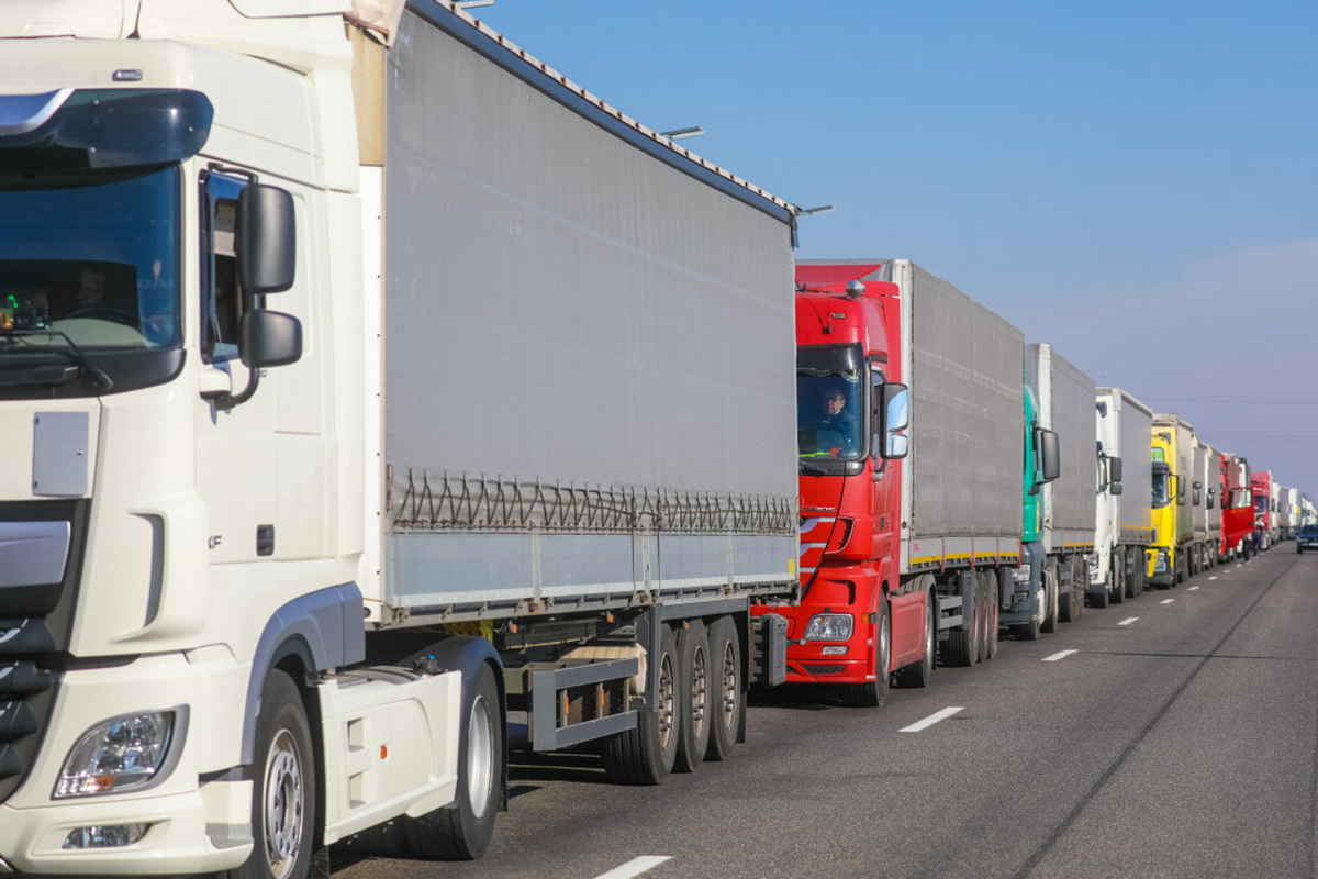 Война за дороги в Казахстане: почему местные перевозчики боятся релокантов