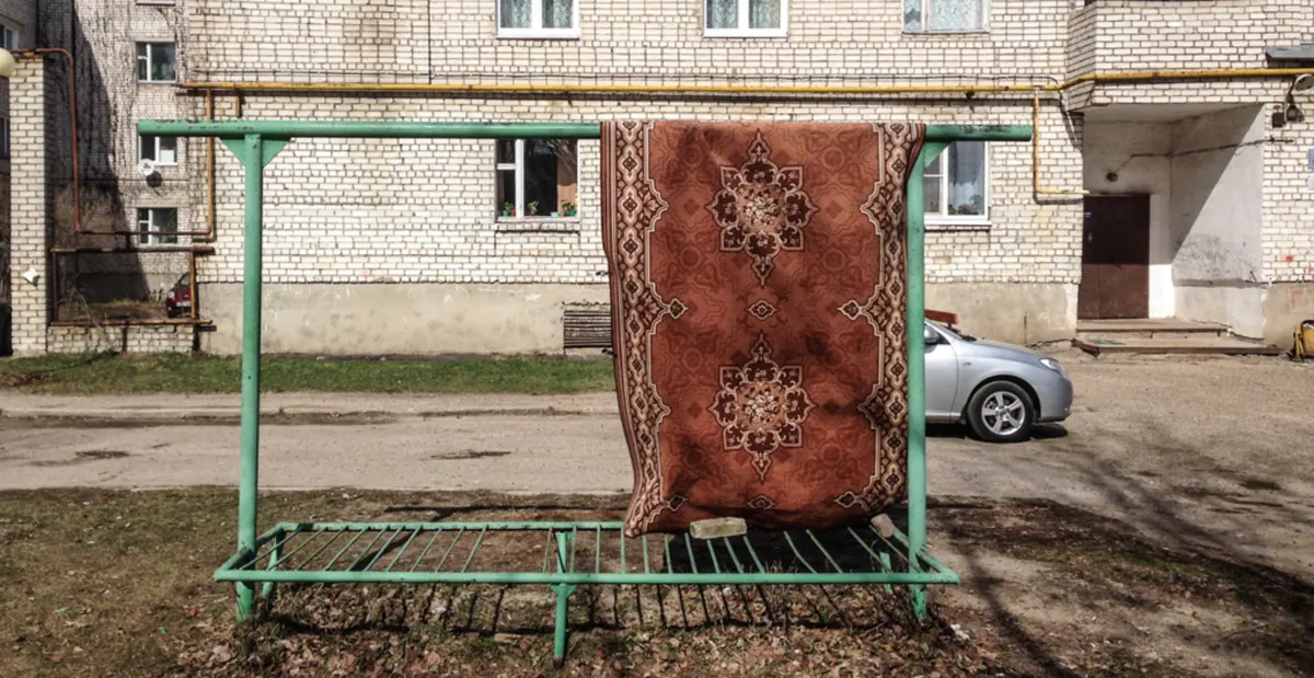 До 393 тысяч тенге штрафа: в Казахстане запретили мыть ковры во дворе