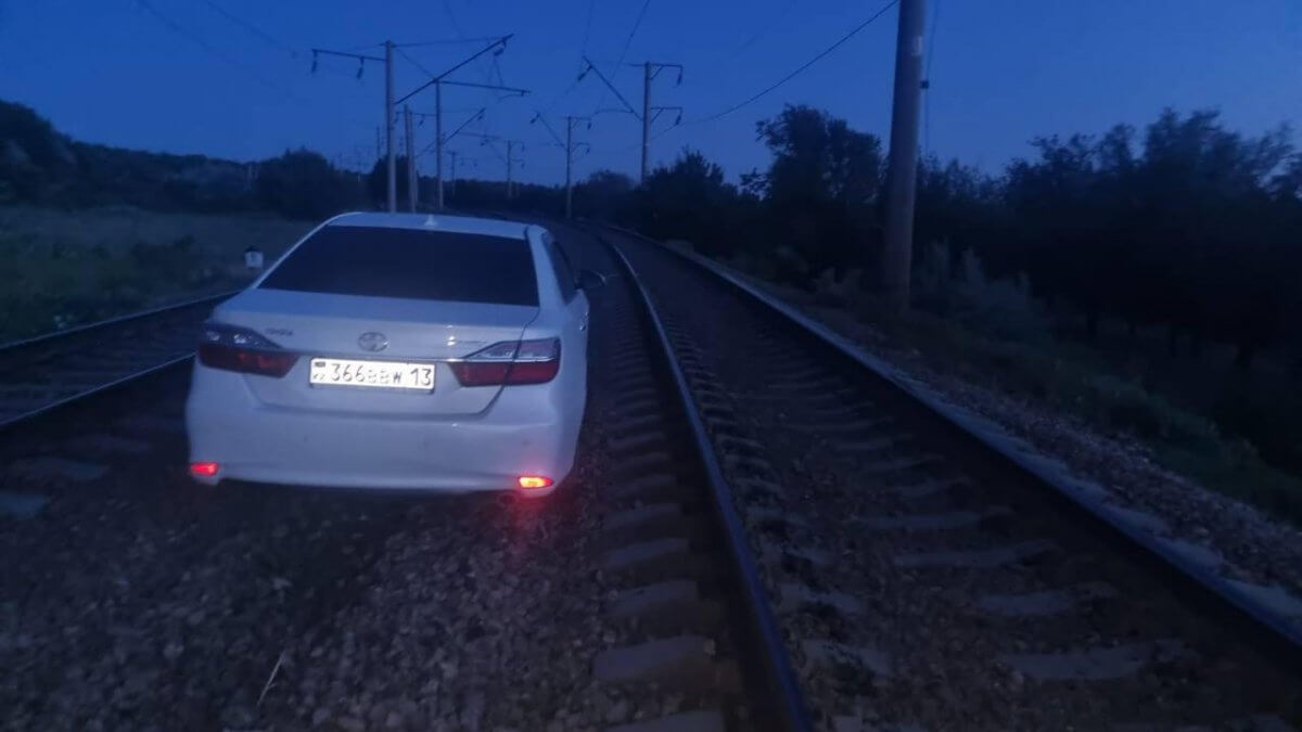 Поезд едва не смял легковушку в Костанайской области