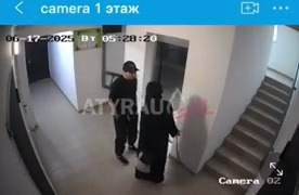 В Казахстане мужчина избил девушку в никабе в подъезде жилого дома