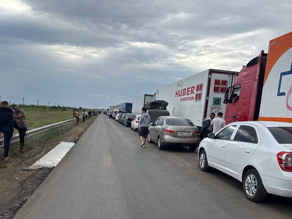 Ад и паника на границе: тысячи застряли в пробке между Казахстаном и Россией
