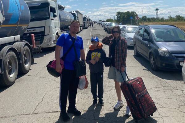 Когда машина бессильна: семья из Орска пересекла границу пешком с чемоданами в руках