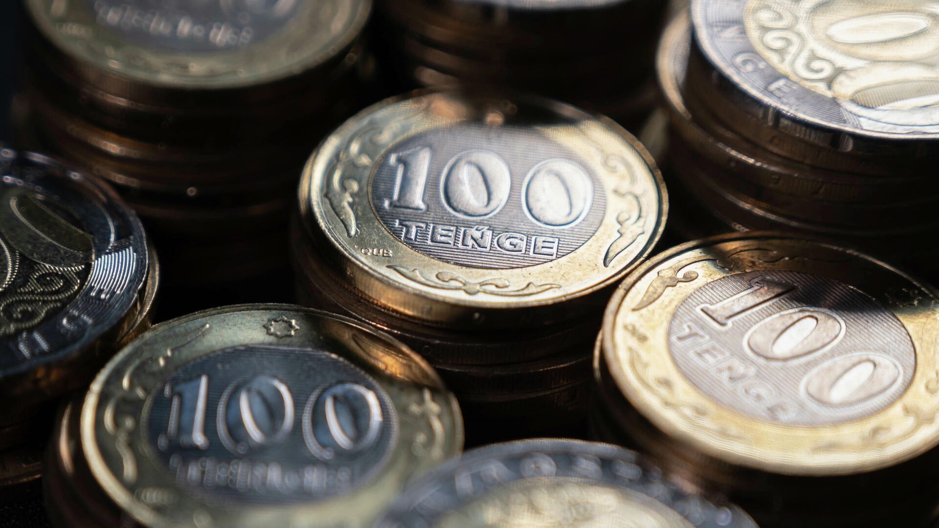 Лето, нефть и рубль: Нацбанк прокомментировал колебания курса тенге