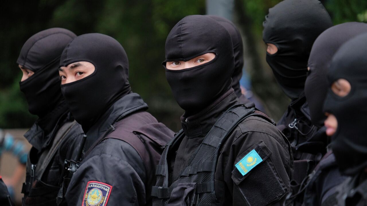 В Казахстане полицейские спасли россиян от семейной трагедии
