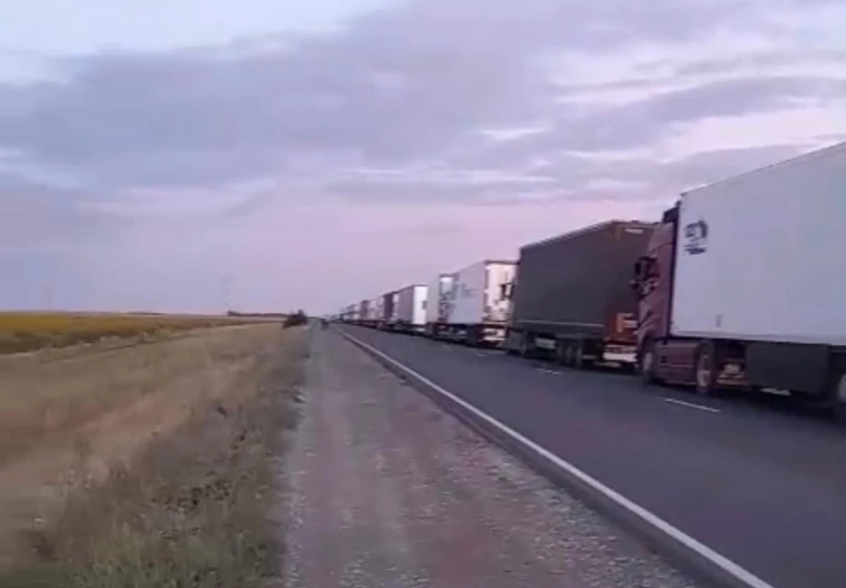 «Почему Казахстан издевается над нами?»: водители грузовиков жалуются на беспредел на посту «Сырым»