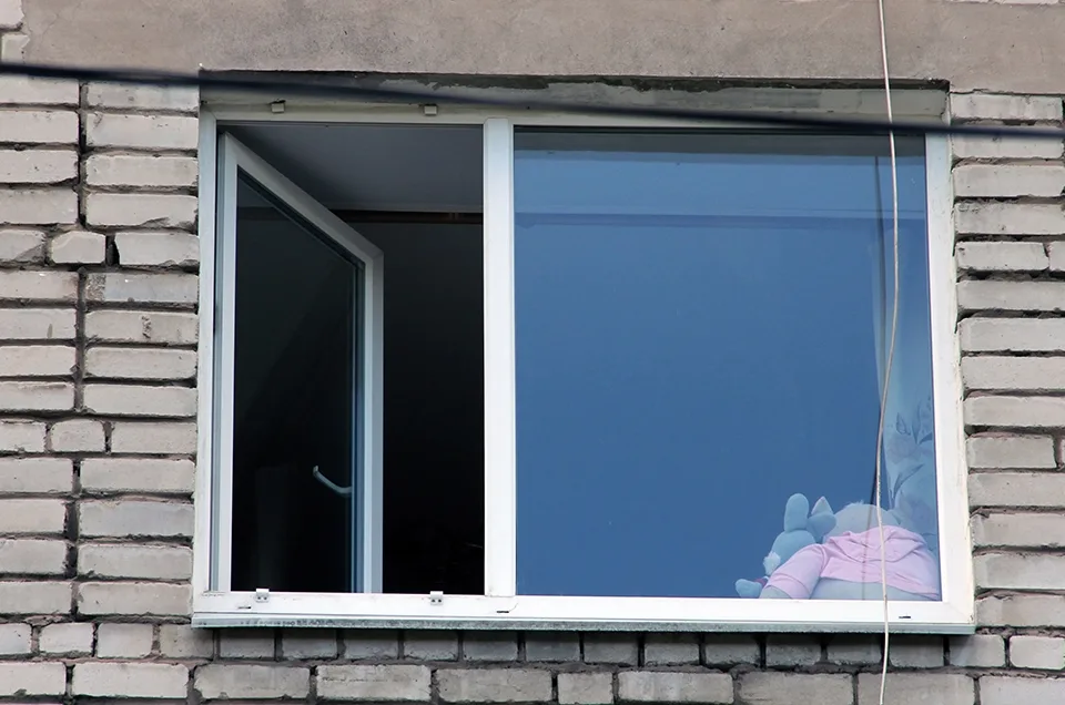Трагедия в Павлодаре: женщина выбросила двоих детей из окна